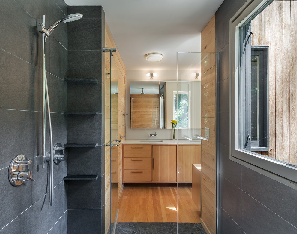 Идея дизайна: большая главная ванная комната в стиле ретро с плоскими фасадами, светлыми деревянными фасадами, душем в нише, серой плиткой, каменной плиткой, бежевыми стенами, светлым паркетным полом, врезной раковиной и столешницей из искусственного кварца