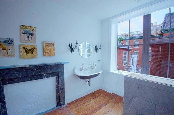 Идея дизайна: ванная комната среднего размера в стиле фьюжн с подвесной раковиной