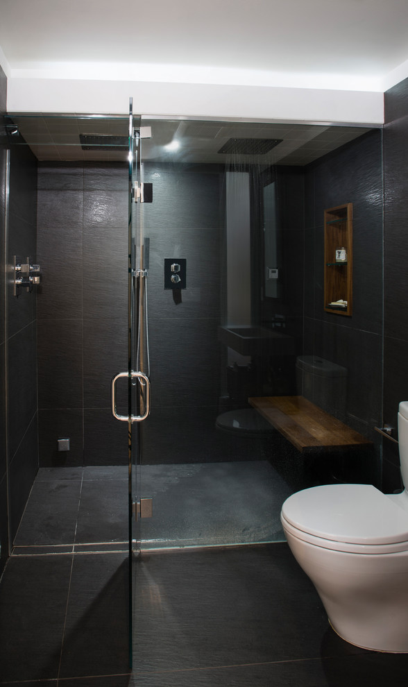 На фото: маленькая ванная комната в современном стиле с душем без бортиков, черной плиткой, керамогранитной плиткой, черными стенами, полом из керамогранита, душевой кабиной и подвесной раковиной для на участке и в саду