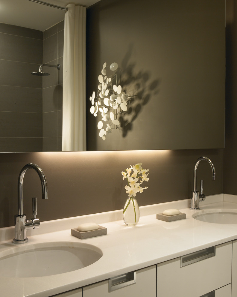 Свежая идея для дизайна: ванная комната в современном стиле с врезной раковиной и белой столешницей - отличное фото интерьера