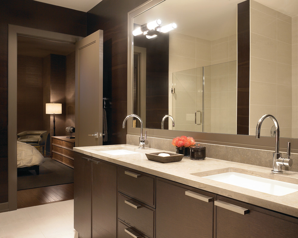 Aménagement d'une salle de bain contemporaine avec un lavabo encastré.