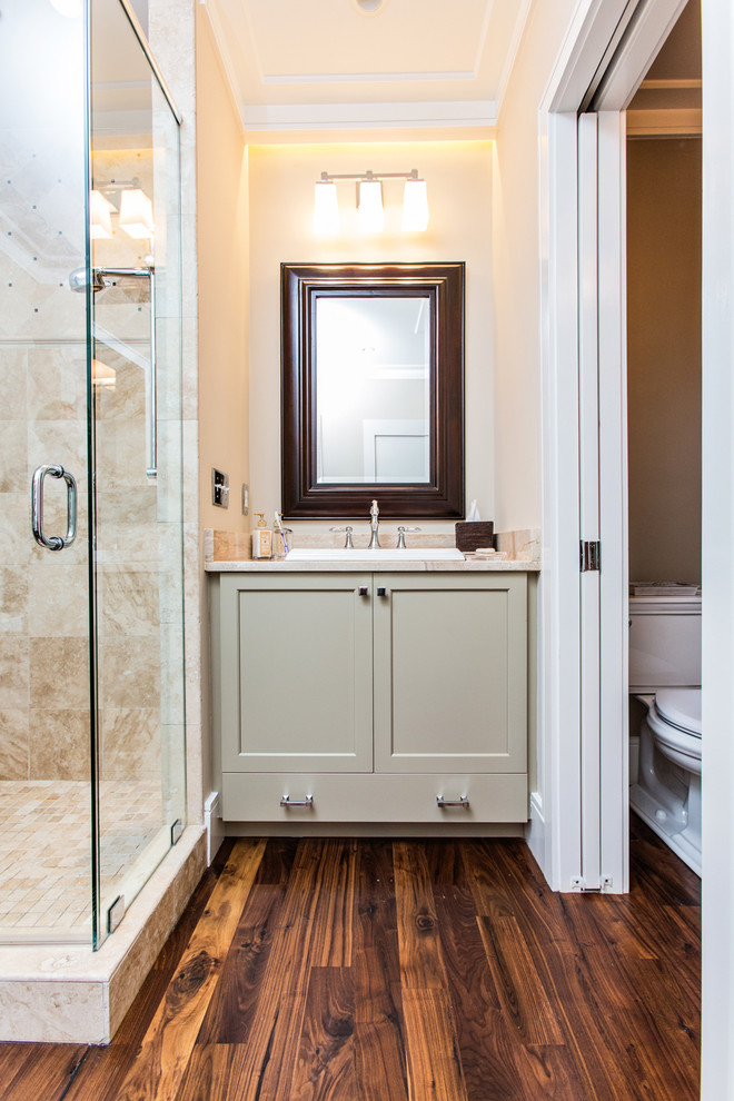 Immagine di una stanza da bagno classica con lavabo sottopiano, ante in stile shaker, ante grigie, doccia ad angolo, WC a due pezzi e piastrelle beige