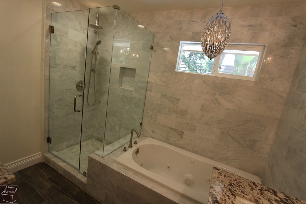 Foto på ett mellanstort funkis en-suite badrum, med ett nedsänkt handfat, luckor med infälld panel, skåp i mörkt trä, granitbänkskiva, en dusch i en alkov, brun kakel, porslinskakel, vita väggar och klinkergolv i porslin