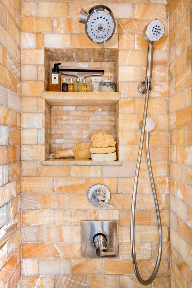 Kleines Mediterranes Badezimmer mit Duschnische, Wandtoilette mit Spülkasten, orangen Fliesen, Steinfliesen, bunten Wänden, Keramikboden und Wandwaschbecken in New York