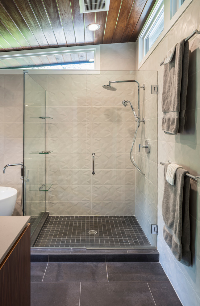 This is an example of a midcentury bathroom in Kansas City.