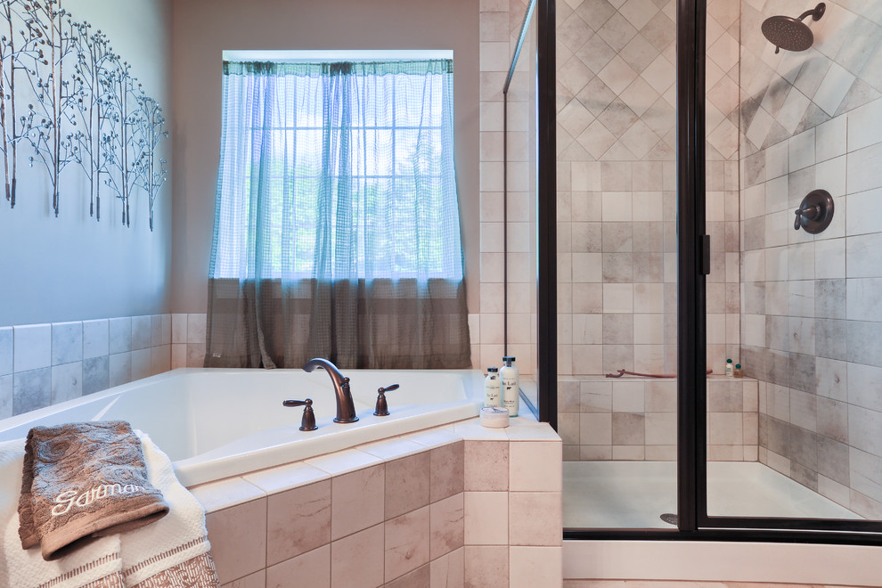 Ispirazione per una stanza da bagno padronale tradizionale di medie dimensioni con vasca ad angolo, doccia ad angolo, pareti beige e piastrelle beige