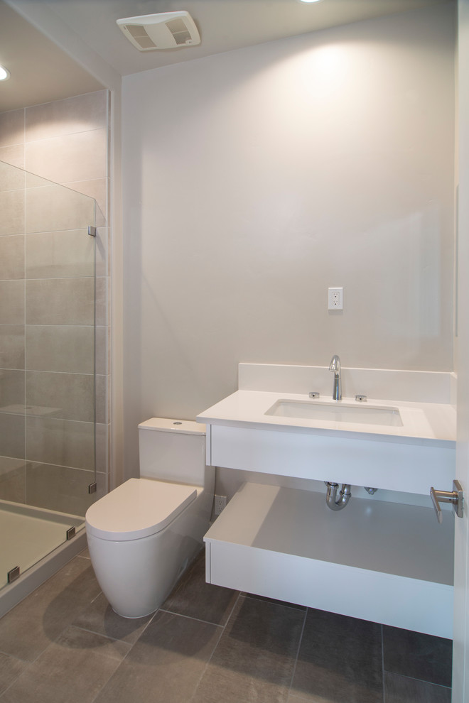 Idee per una stanza da bagno contemporanea con ante lisce e ante bianche
