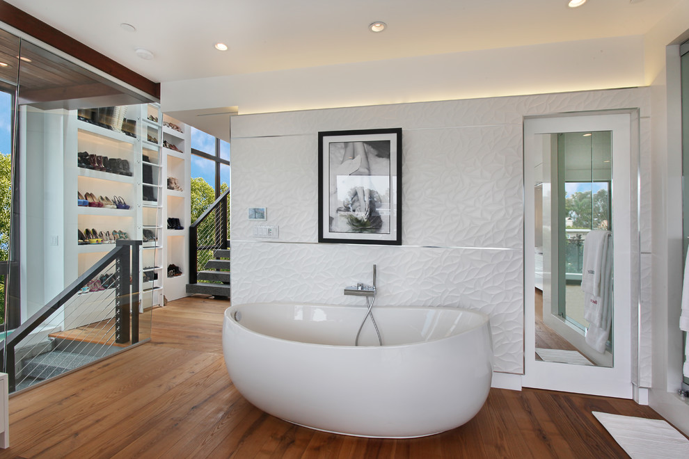 Cette photo montre une salle de bain tendance avec une baignoire indépendante.
