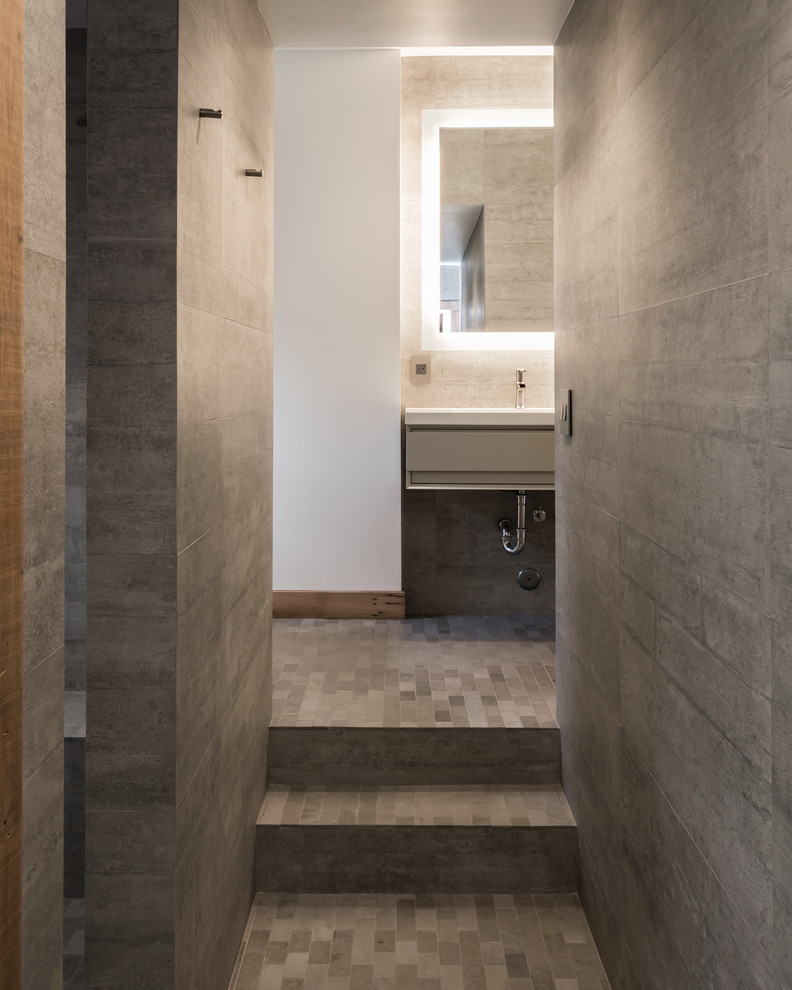 Diseño de cuarto de baño principal minimalista con baldosas y/o azulejos grises, baldosas y/o azulejos de piedra y encimera de cuarzo compacto