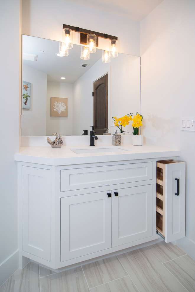Ejemplo de cuarto de baño tradicional renovado con armarios con rebordes decorativos y puertas de armario blancas