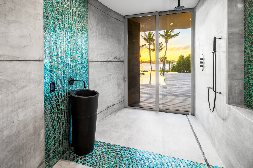Пример оригинального дизайна: ванная комната в современном стиле с открытым душем, синей плиткой, зеленой плиткой, серыми стенами, бетонным полом, консольной раковиной, серым полом, открытым душем и черной столешницей