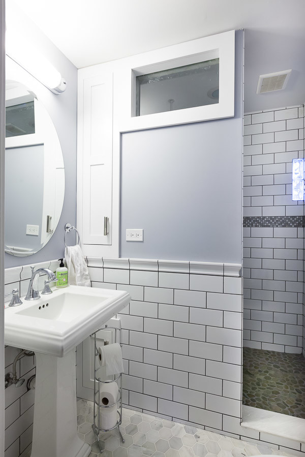 Foto di una piccola stanza da bagno per bambini contemporanea con lavabo a colonna, doccia aperta, piastrelle bianche, pareti blu e pavimento in marmo