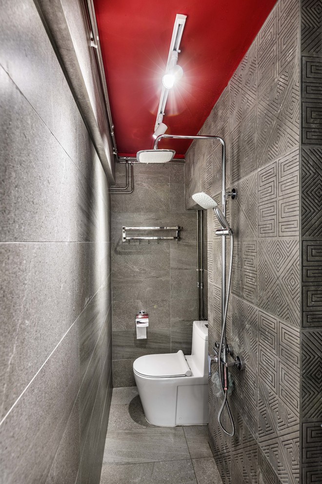 На фото: ванная комната в современном стиле с душевой комнатой, раздельным унитазом, серой плиткой, душевой кабиной, серым полом и открытым душем