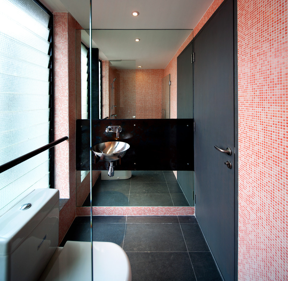 Идея дизайна: ванная комната в современном стиле с красной плиткой и плиткой мозаикой