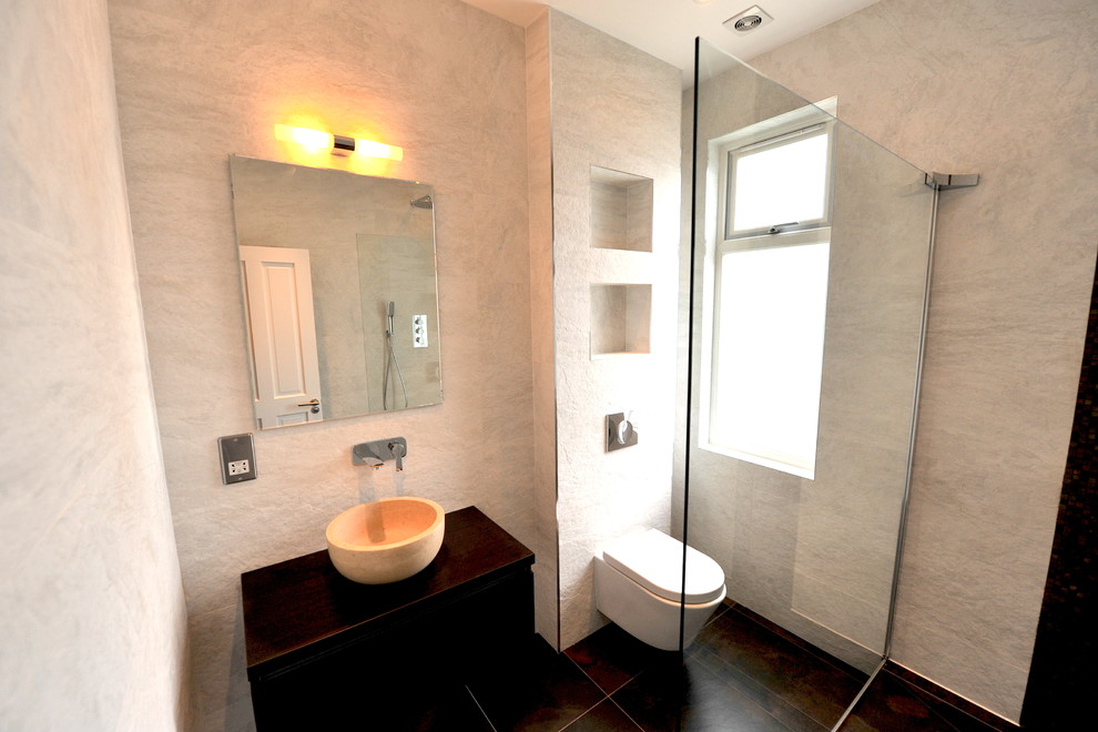 Ispirazione per una stanza da bagno contemporanea di medie dimensioni con lavabo sospeso, ante lisce, ante marroni, doccia aperta, WC sospeso, piastrelle bianche, piastrelle in pietra e pavimento con piastrelle in ceramica