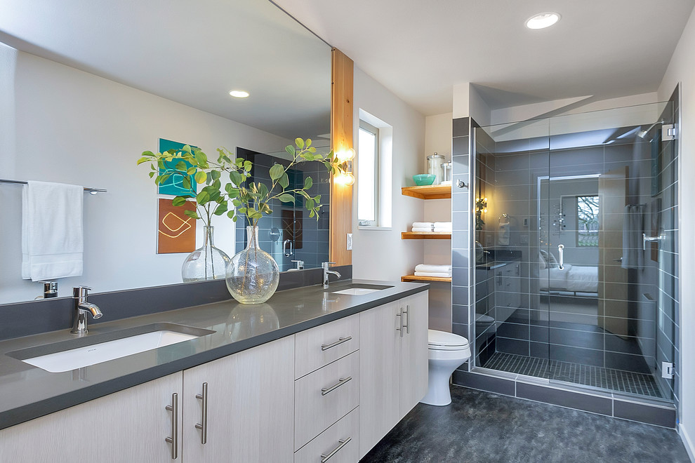 Exempel på ett klassiskt grå grått en-suite badrum, med släta luckor, en hörndusch, grå kakel, vita väggar och ett undermonterad handfat