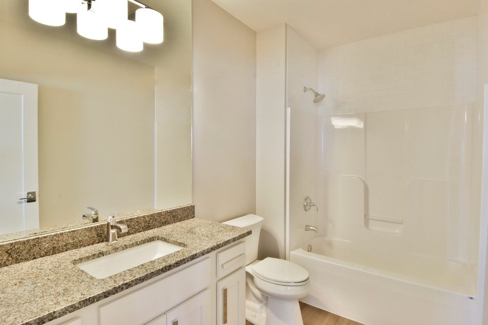 Bild på ett funkis badrum med dusch, med skåp i shakerstil, vita skåp, våtrum, grå kakel, grå väggar, klinkergolv i porslin, ett fristående handfat, marmorbänkskiva, grått golv och med dusch som är öppen