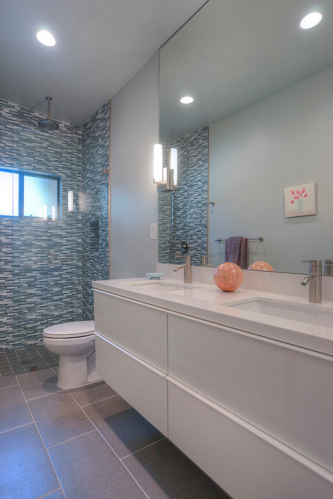 Imagen de cuarto de baño retro de tamaño medio con armarios tipo vitrina y aseo y ducha