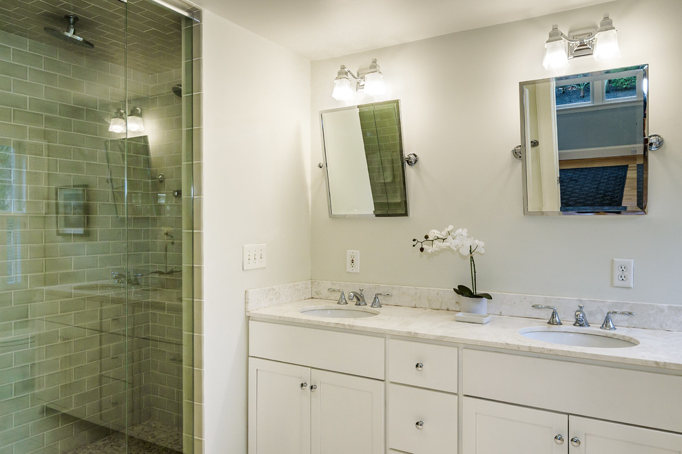 Inredning av ett modernt stort en-suite badrum, med skåp i shakerstil, vita skåp, en dusch i en alkov, grå kakel, keramikplattor, vita väggar, ett nedsänkt handfat, marmorbänkskiva och dusch med gångjärnsdörr