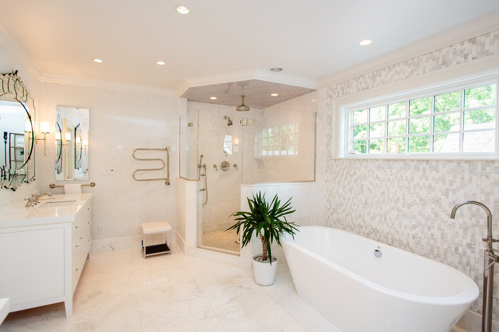 Idee per una grande stanza da bagno padronale vittoriana con ante bianche, vasca freestanding, doccia ad angolo e pavimento in marmo