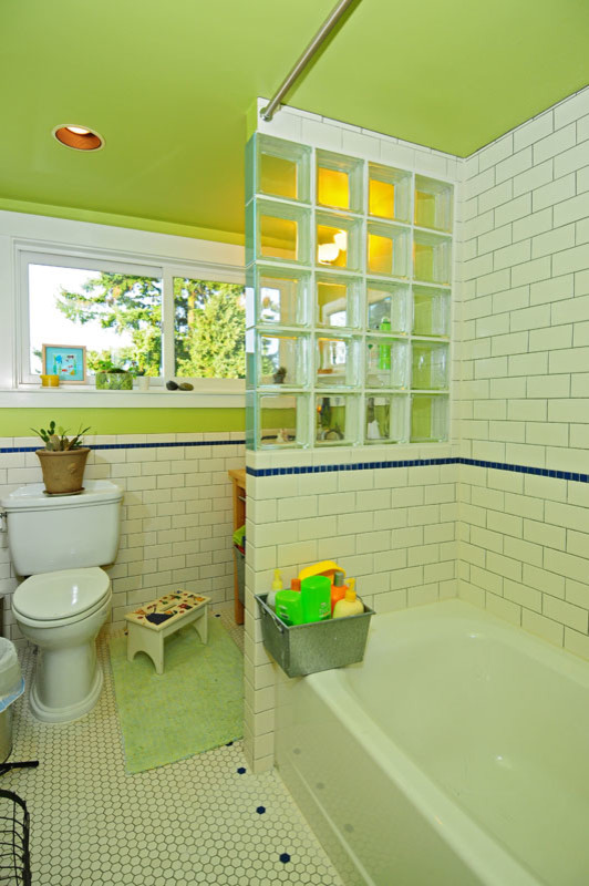 На фото: маленькая детская ванная комната в стиле кантри с консольной раковиной, ванной в нише, душем над ванной, раздельным унитазом, белой плиткой, плиткой кабанчик, зелеными стенами и полом из керамической плитки для на участке и в саду