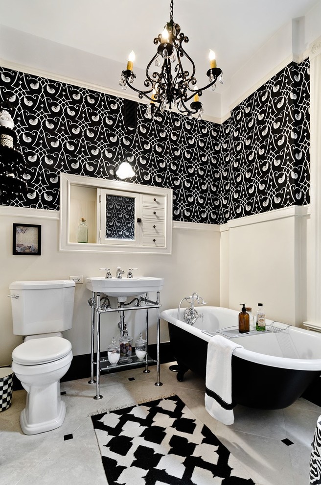 Ejemplo de cuarto de baño tradicional con lavabo tipo consola, bañera con patas y paredes beige