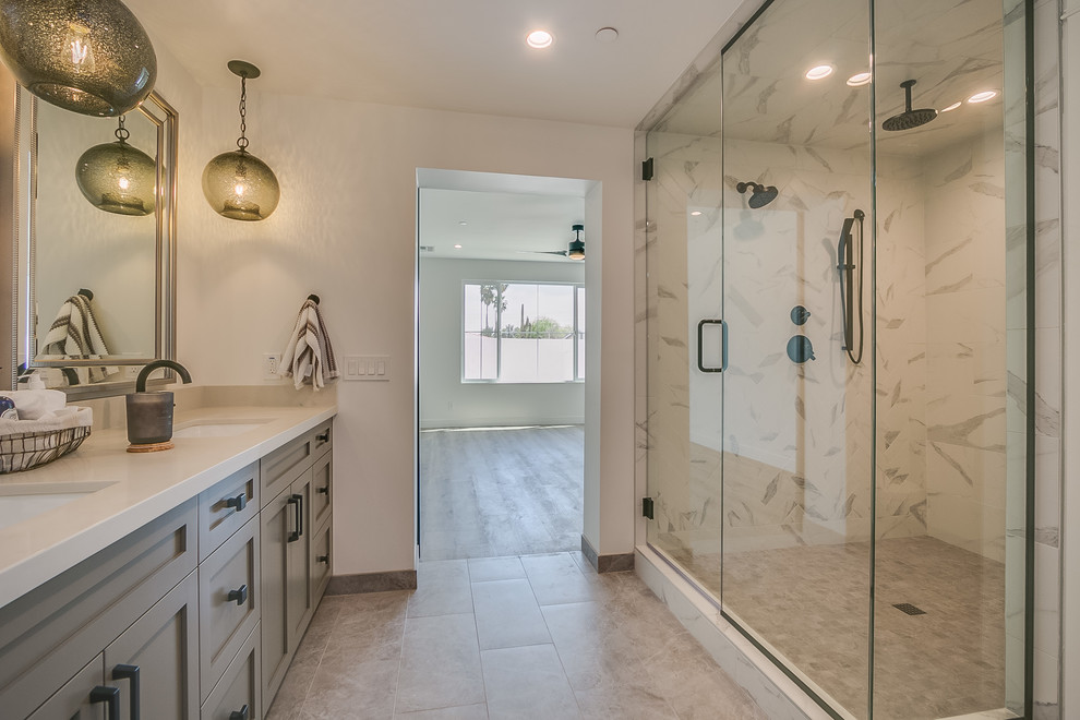 Foto på ett mellanstort lantligt vit en-suite badrum, med luckor med infälld panel, grå skåp, en dusch i en alkov, vit kakel, keramikplattor, vita väggar, klinkergolv i keramik, ett undermonterad handfat, granitbänkskiva, grått golv och dusch med gångjärnsdörr