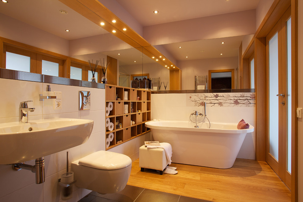 Modern inredning av ett badrum, med ett fristående badkar