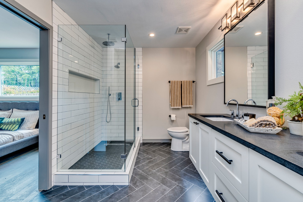 Idee per una stanza da bagno padronale tradizionale con ante in stile shaker, ante bianche, top in granito e top nero