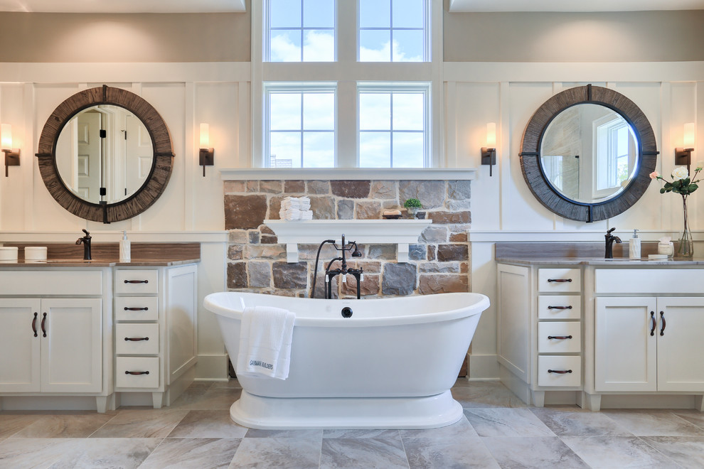 Idéer för ett stort lantligt en-suite badrum, med vita skåp, ett fristående badkar och beige väggar
