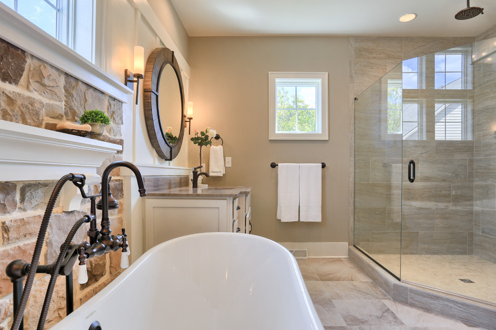 Imagen de cuarto de baño principal campestre grande con bañera exenta, ducha esquinera y paredes beige
