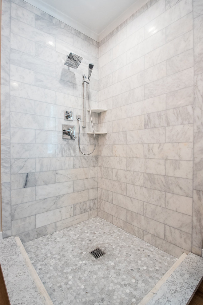 Inspiration för mellanstora klassiska en-suite badrum, med skåp i shakerstil, grå skåp, en öppen dusch, grå kakel, vit kakel, stenkakel, grå väggar, mellanmörkt trägolv, ett undermonterad handfat och granitbänkskiva
