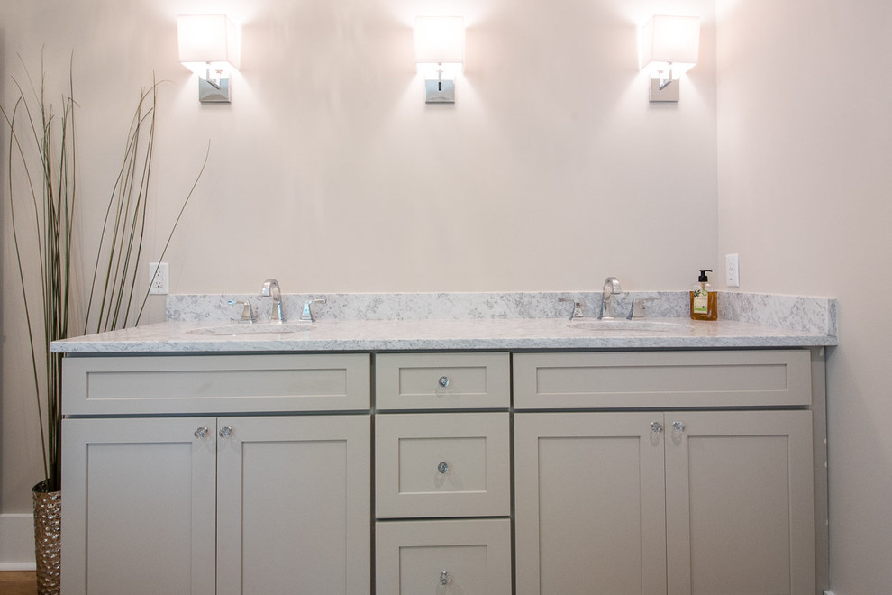 Idéer för mellanstora vintage en-suite badrum, med skåp i shakerstil, grå skåp, en öppen dusch, grå kakel, vit kakel, stenkakel, grå väggar, mellanmörkt trägolv, ett undermonterad handfat och granitbänkskiva