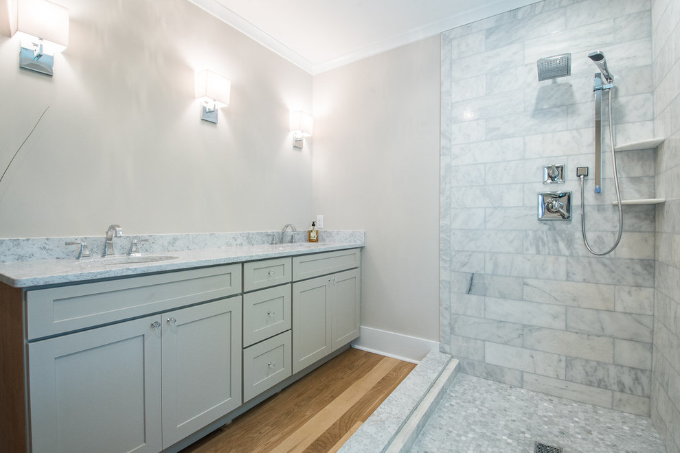 Idéer för att renovera ett mellanstort vintage en-suite badrum, med skåp i shakerstil, grå skåp, en öppen dusch, grå kakel, vit kakel, stenkakel, grå väggar, mellanmörkt trägolv, ett undermonterad handfat och granitbänkskiva