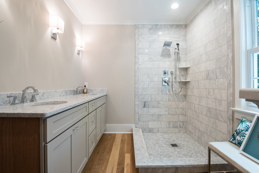 Foto på ett mellanstort vintage en-suite badrum, med skåp i shakerstil, grå skåp, en öppen dusch, grå kakel, vit kakel, stenkakel, grå väggar, mellanmörkt trägolv, ett undermonterad handfat och granitbänkskiva