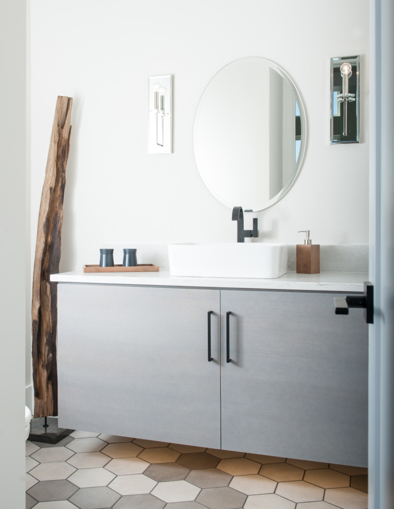 Diseño de cuarto de baño único y flotante moderno de tamaño medio con armarios con paneles lisos, puertas de armario grises, suelo de baldosas de porcelana, lavabo sobreencimera, encimera de mármol y encimeras blancas