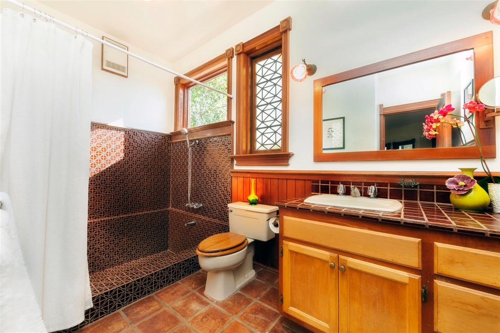 Источник вдохновения для домашнего уюта: ванная комната в стиле неоклассика (современная классика) с накладной раковиной, столешницей из плитки и шторкой для ванной
