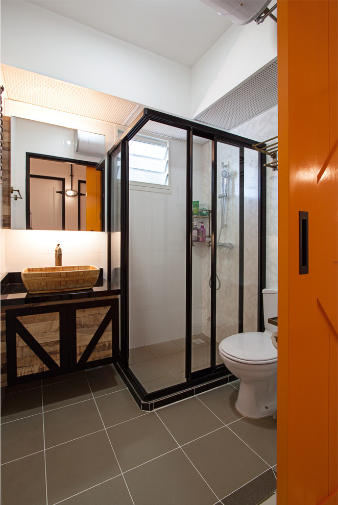 Modernes Duschbad mit hellen Holzschränken, Eckdusche, weißer Wandfarbe, Aufsatzwaschbecken, Wandtoilette mit Spülkasten und Schiebetür-Duschabtrennung in Singapur