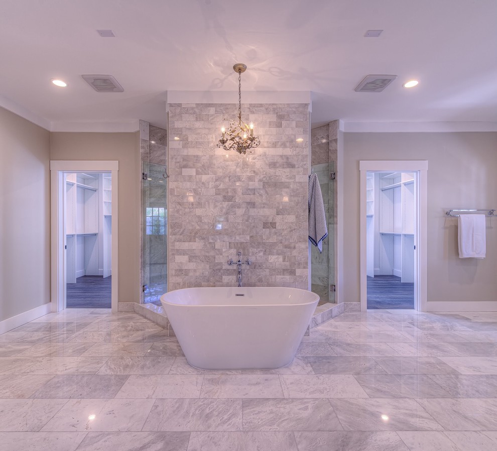 Стильный дизайн: большая главная ванная комната в классическом стиле с врезной раковиной, фасадами с утопленной филенкой, белыми фасадами, мраморной столешницей, отдельно стоящей ванной, открытым душем, унитазом-моноблоком, белой плиткой, плиткой из листового камня, зелеными стенами и мраморным полом - последний тренд