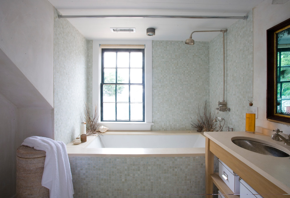 Пример оригинального дизайна: ванная комната в морском стиле с душем над ванной, полновстраиваемой ванной и окном