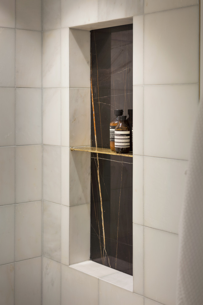 Inredning av ett mellanstort svart svart en-suite badrum, med en dusch i en alkov, en vägghängd toalettstol, grå kakel, marmorkakel, vita väggar, marmorbänkskiva och med dusch som är öppen