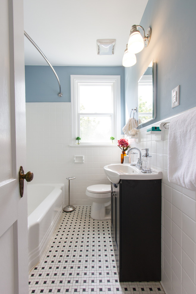 Idee per una stanza da bagno tradizionale con ante nere, vasca ad alcova, vasca/doccia, piastrelle bianche, pareti blu e pavimento con piastrelle a mosaico