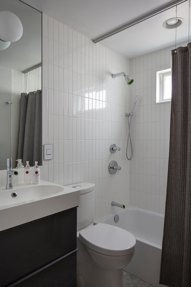 На фото: ванная комната в современном стиле с мраморным полом с