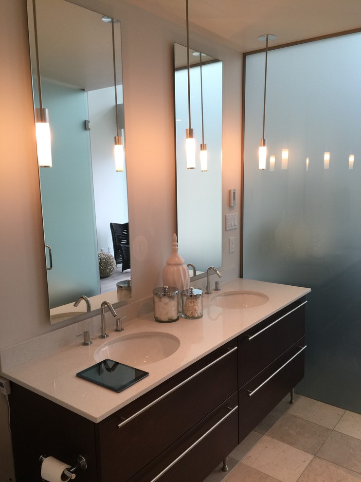 Idée de décoration pour une salle de bain principale minimaliste en bois foncé de taille moyenne avec un placard à porte plane, un mur blanc, un sol en travertin, un lavabo encastré et un plan de toilette en surface solide.