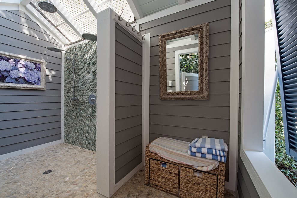 Стильный дизайн: ванная комната в морском стиле с душевой комнатой, серыми стенами, полом из галечной плитки, бежевым полом и открытым душем - последний тренд