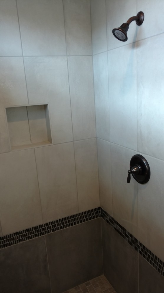 Стильный дизайн: большая главная ванная комната в стиле фьюжн с фасадами в стиле шейкер, коричневыми фасадами, накладной ванной, открытым душем, унитазом-моноблоком, серой плиткой, керамической плиткой, серыми стенами, полом из керамогранита, врезной раковиной и столешницей из искусственного кварца - последний тренд