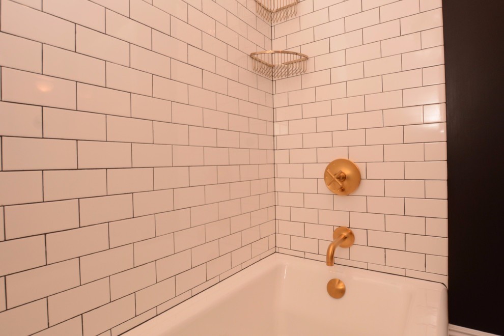 Exempel på ett mellanstort klassiskt en-suite badrum, med skåp i shakerstil, bruna skåp, ett badkar i en alkov, en dusch/badkar-kombination, tunnelbanekakel, vita väggar, klinkergolv i porslin, ett undermonterad handfat, marmorbänkskiva och dusch med duschdraperi