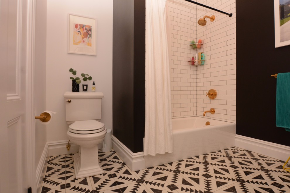 Idées déco pour une salle de bain principale classique de taille moyenne avec un placard à porte shaker, des portes de placard marrons, une baignoire en alcôve, un combiné douche/baignoire, un carrelage métro, un mur blanc, un sol en carrelage de porcelaine, un lavabo encastré, un plan de toilette en marbre et une cabine de douche avec un rideau.