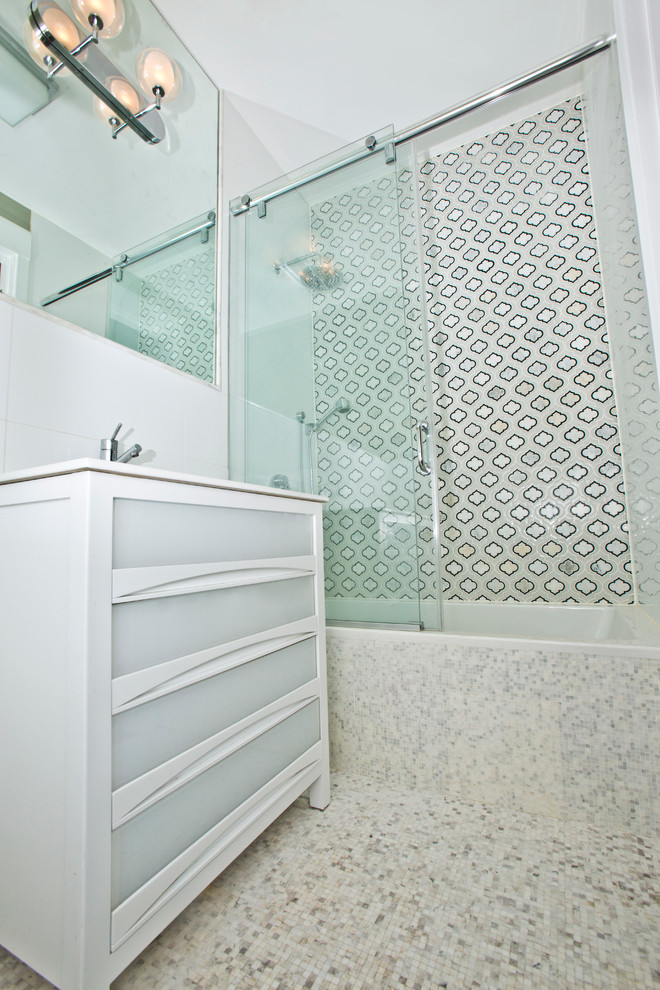 Modern inredning av ett mellanstort badrum med dusch, med luckor med glaspanel, svart kakel, glaskakel, vita väggar, marmorgolv, vita skåp, ett badkar i en alkov, en dusch/badkar-kombination, ett undermonterad handfat, bänkskiva i kvarts och beiget golv