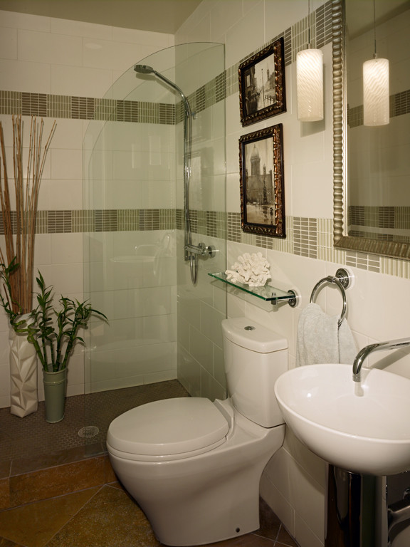 Inredning av ett klassiskt litet badrum, med en toalettstol med hel cisternkåpa, keramikplattor, vita väggar, kalkstensgolv och ett piedestal handfat